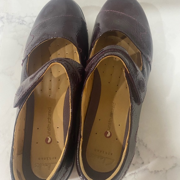 Ladies Clark’s Artisan shoes maroon color with Velcro closure size 9 - Picture 3 of 4